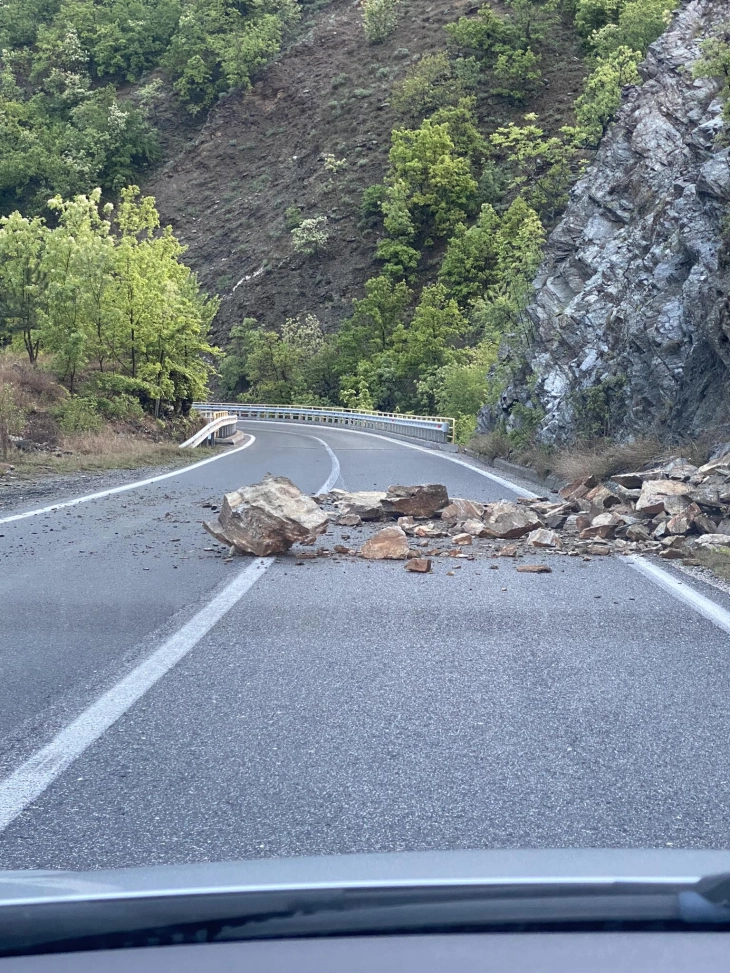 Одрони кај село Истибања го блокираат коловозот на магистралата А3