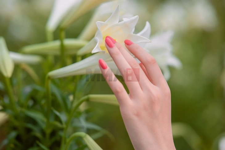 Лакови за нокти во посветли нијанси - тренд за оваа пролет