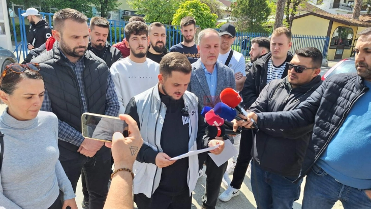 Коалиција „Вреди“ вели дека нивни членови незаконски се задржани во полициска станица во Тетово 