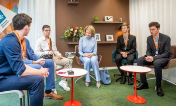 Белгиската кралица Матилда се сретна со македонскиот тим кој освои бронза на Европскиот квиз на парите