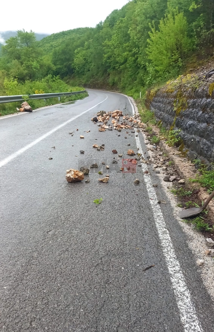 Поради чести одрони во Дебарско се препорачува многу внимателно возење