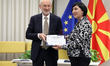 Viktoria Dimitrova Jovanova, korrespondente e MIA-s, mori çmimin për storjen më të mirë për fakte dhe dezinformata për mjedisin njerëzor të KEMM-it