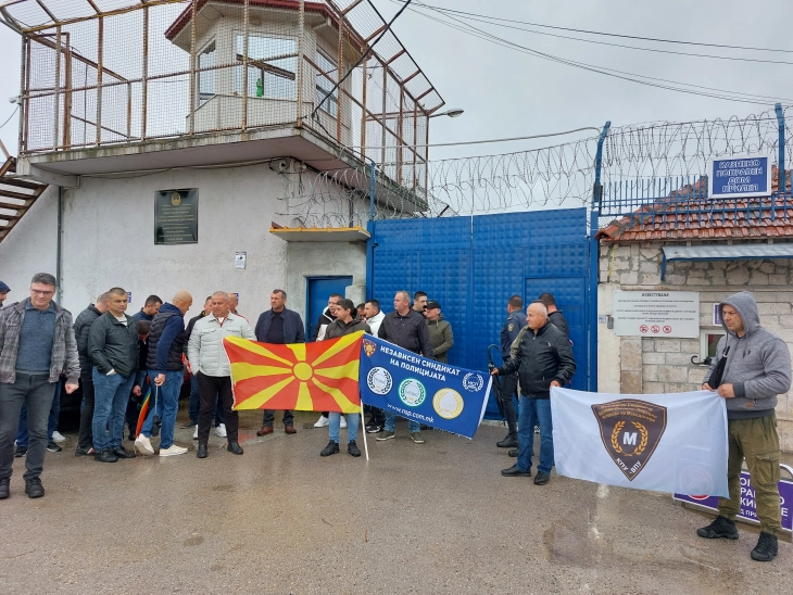 Вработените во прилепскиот затвор на двочасовен протест