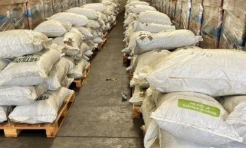 Во контејнер со ѓубриво на атинското пристаниште Пиреас откриена голема количина листови кокаин