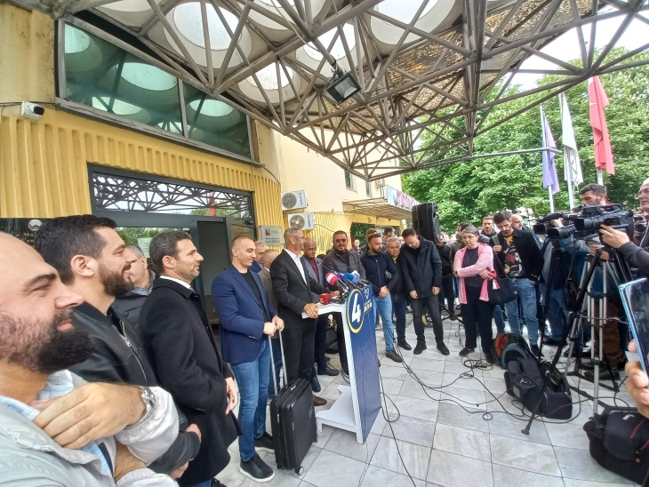 Груби со куфер пред Општина Чаир побара оставка од албанската опозиција