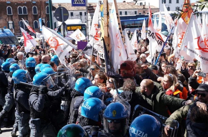 Судири меѓу полицијата и демонстрантите кои се против туристичка такса за влез во Венеција