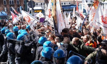 Përleshje mes policisë dhe protestuesve, të cilët janë mes policisë dhe protestuesve, të cilët janë kundër taksës turistike për hyrje në Venecia