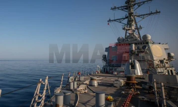 Британски воен брод спречи напад од Хутите врз трговски брод