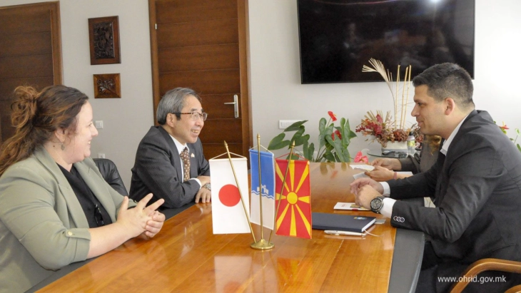 Јапонскиот амбасадор Јазуја на средба со охридскиот градоначалник Пецаков