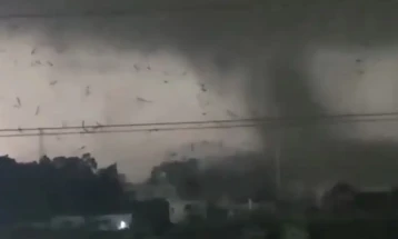 Најмалку пет лица загинаа во торнадо во јужна Кина