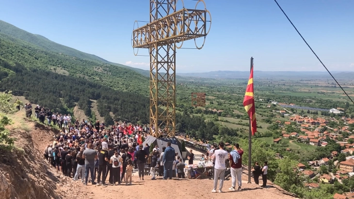 На црковно-народен собир во Зрновци осветен Македонскиот крст