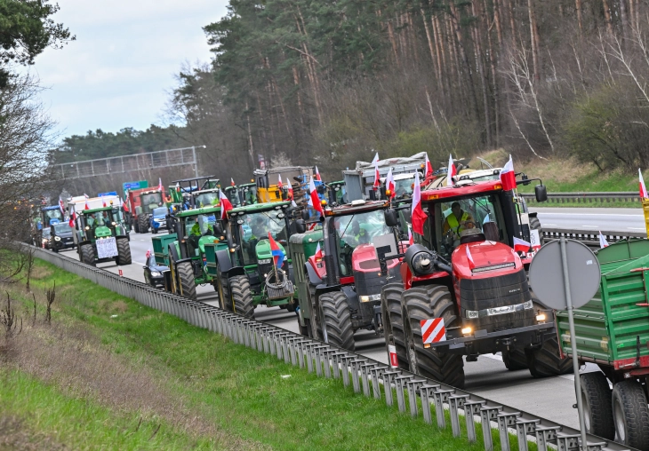 Bujqit polak kanë ndërprerë bllokadën disamujore në kufirin me Ukrainën