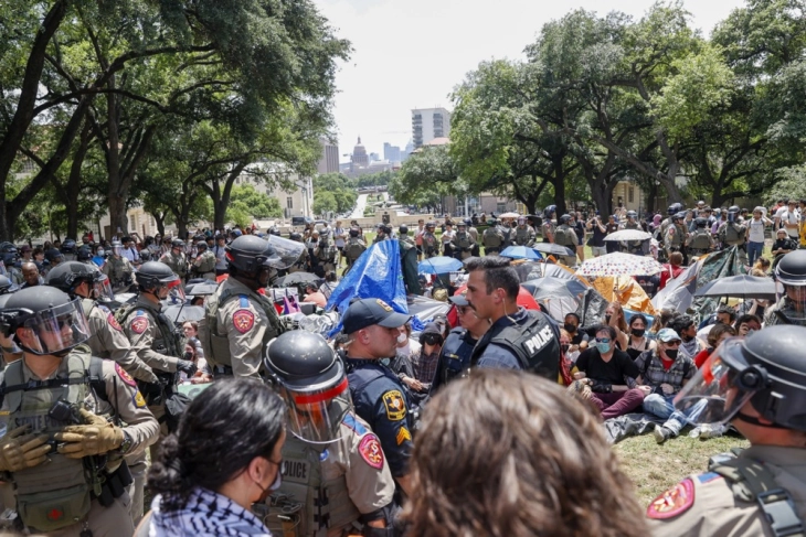 Studentët që kanë protestuar për shkak të luftës mes Izraelit dhe Hamasit janë përplasur me policët në Teksas