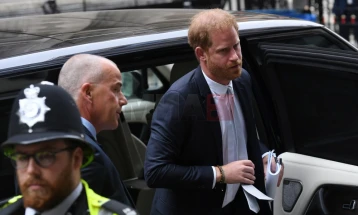 Принцот Хари доаѓа во Лондон, кралот е презафатен за да го прими