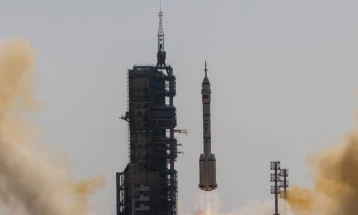 Тројца кинески астронаути слетаа на Земјата по шест месеци поминати во орбиталната станица