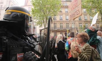 Десетици илјади луѓе протестираа низ Франција барајќи повисоки плати и мир