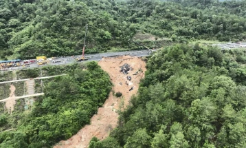 Gjatë shembjes së një autostradë në Kinën jugore jetën e kanë humbur 36 persona