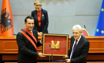 На Али Ахмети му е врачена титулата „почесен граѓанин“ на Тирана