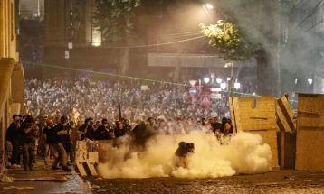 Продолжија протестите во Тбилиси, демонстрантите блокираа клучна улица