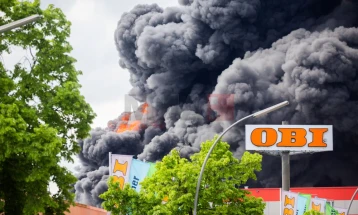 Пожар во фабриката за метал во Берлин, противпожарната бригада предупреди на отровни испарувања