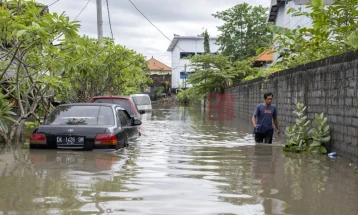 Најмалку 14 лица загинаа во поплавите во Индонезија