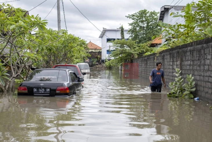 Të paktën 14 persona kanë humbur jetën në përmbytjet në Indonezi