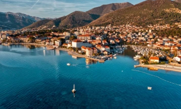 Строги забрани во Црна Гора: Казни до 1.000 евра за одење во костими за капење во пешачки зони