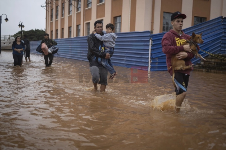 Најмалку 39 загинати, десетици исчезнати во поплавите во јужен Бразил