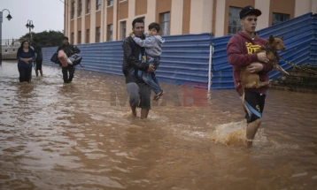Најмалку 39 загинати, десетици исчезнати во поплавите во јужен Бразил