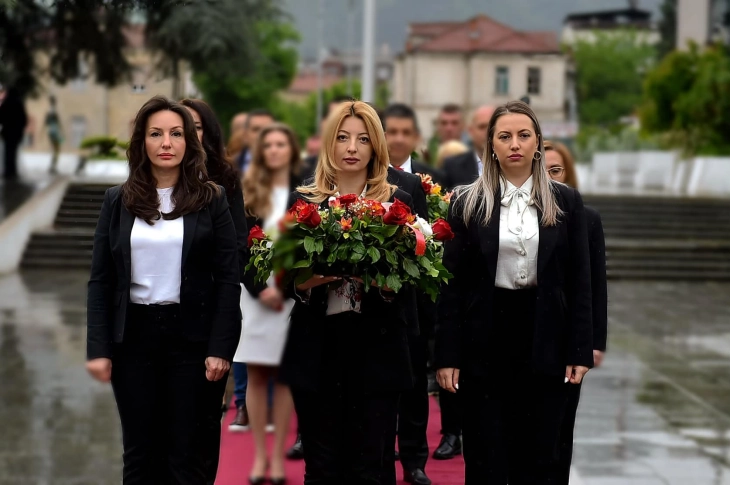 Делегација на Град Скопје оддаде почит пред споменикот на Гоце Делчев во Градски парк