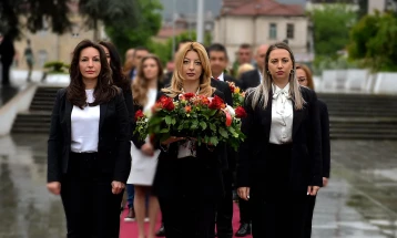 Делегација на Град Скопје оддаде почит пред споменикот на Гоце Делчев во Градски парк