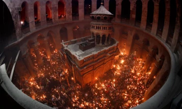 Благодатниот оган се спушти во храмот над Светиот гроб во Ерусалим