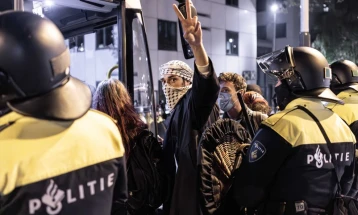 Холандската полиција го растури пропалестинскиот протест на Универзитетот во Амстердам и уапси 125 демонстранти
