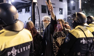 Policia holandeze e shpërndau protestën propalestineze në Universitetin e Amsterdamit dhe arrestoi 125 protestues