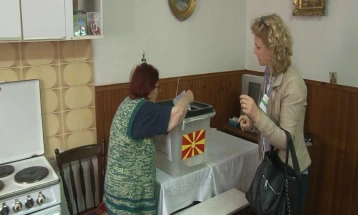 Во општините Велес, Градско и Чашка гласаат болни и изнемоштени лица