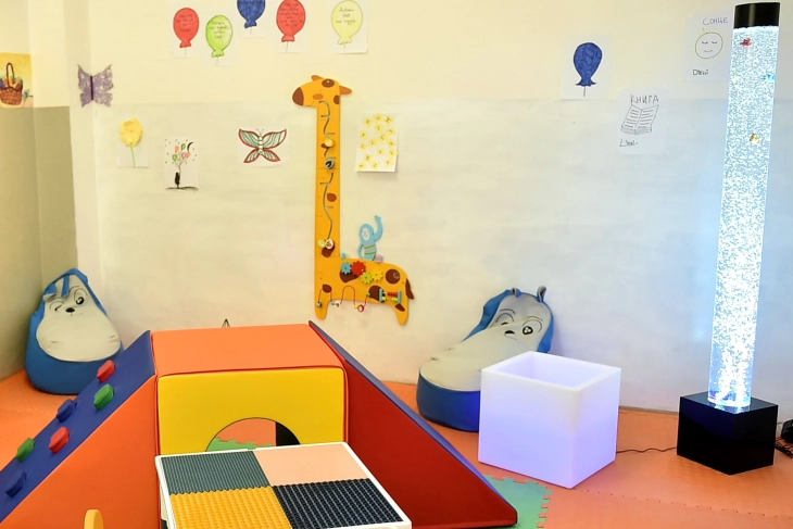 Dhoma të reja sensorike janë lëshuar në përdorim në dy shkolla të mesme të Shkupit