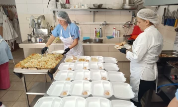 Здружението „За нас“ донираше оброци за социјално загрозените и бездомните лица во реонот на Скопје
