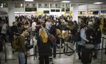 Passport e-gates back online after widespread outage at UK airports