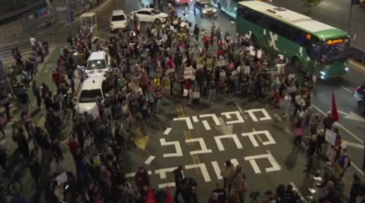 Израелските демонстранти го блокираа главниот автопат во Тел Авив барајќи размена на затвореници со Хамас