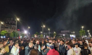 Рраководството и симпатизери на „Вреди“ славеа на плоштадот во Тетово