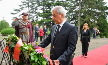 Владина делегација положи цвеќе на партизанските гробишта во Бутел, во чест на 9 Мај 