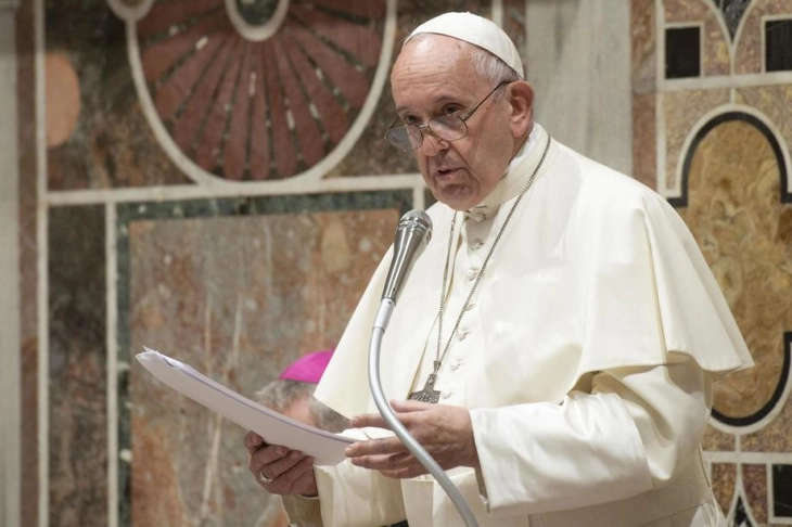 Папа Франциск: Мајките не треба да бидат во позиција да избираат меѓу работата и грижата за децата