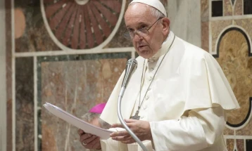 Папа Франциск: Мајките не треба да бидат во позиција да избираат меѓу работата и грижата за децата