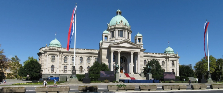 Пратениците во парламентот на Србија изгласаа измени на Законот за избирачкиот список