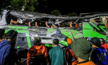 Тешка сообраќајка со училишен автобус во Индонезија, загинаа 11 лица