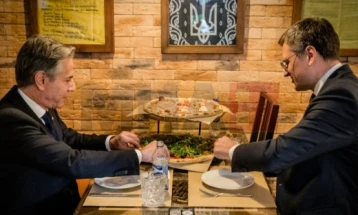 Блинкен и Кулеба во Киев разговараа во пицерија