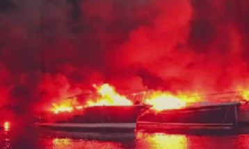 Во голем пожар во пристаништето во Медулин уништени над 30 јахти