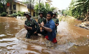 Во поплавите и лизгањето на земјиштето во Индонезија животот го загубија 62 лица