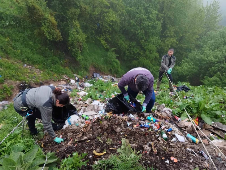 Почна расчистувањето на дива депонија кај шарпланинското село Вешала како дел до кампањата „Генералка викенд“