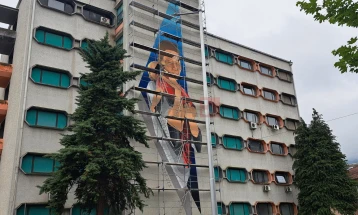 Ministri i Shëndetësisë Demiri promovoi muralin në Spitalin klinik në Tetovë